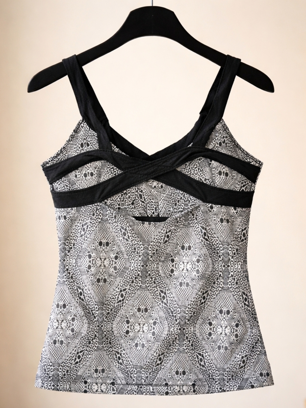 Black & White Printed V-Neck Athletic Top - Picture 2 of 5